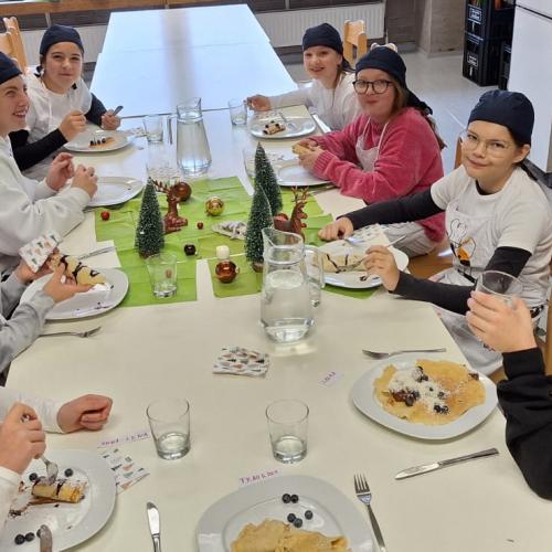 Schüler:innen beim Essen