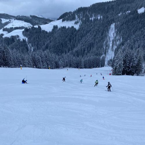 Schülerinnen beim Skifahren