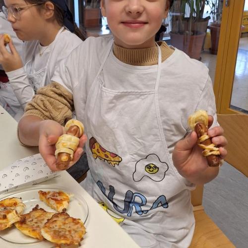 Schülerin beim Essen