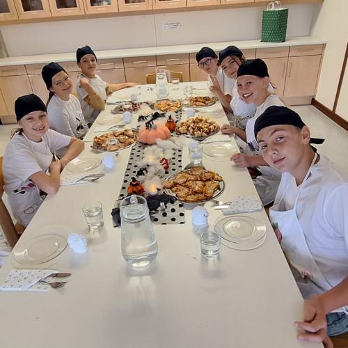 Schüler:innen beim Essen
