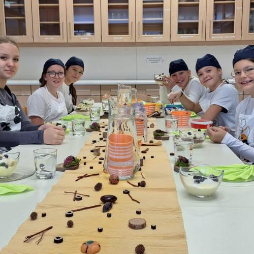 Schüler:innen beim gemeinsamen Essen