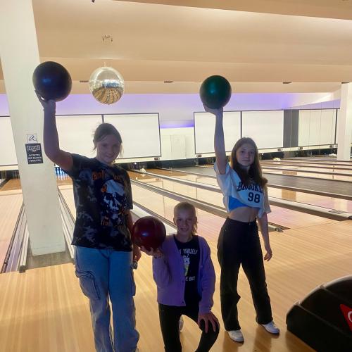 Schülerinnen beim Bowling