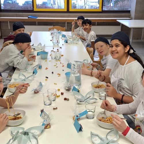 Schüler:innen beim Kochen