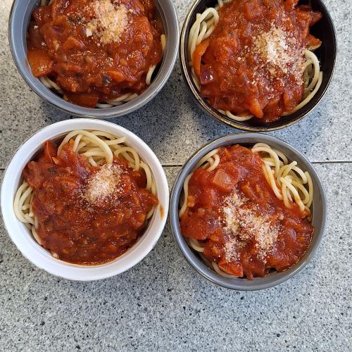 Schüler:innen beim Kochen