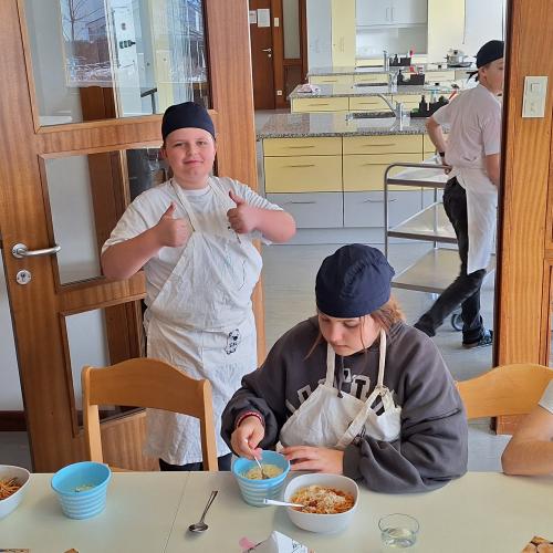 Schüler:innen beim Kochen