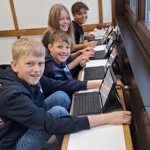Schüler:innen beim Arbeiten mit ihren iPads