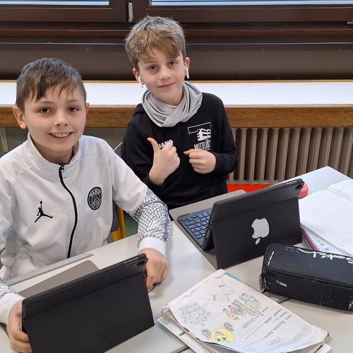 Schüler:innen beim Arbeiten mit ihren iPads