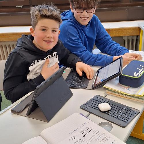 Schüler:innen beim Arbeiten mit ihren iPads