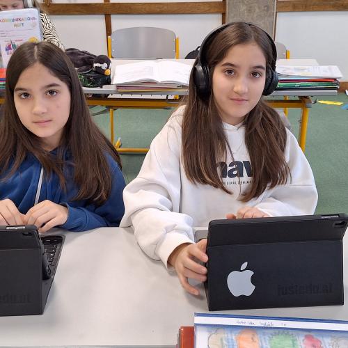 Schüler:innen beim Arbeiten mit ihren iPads