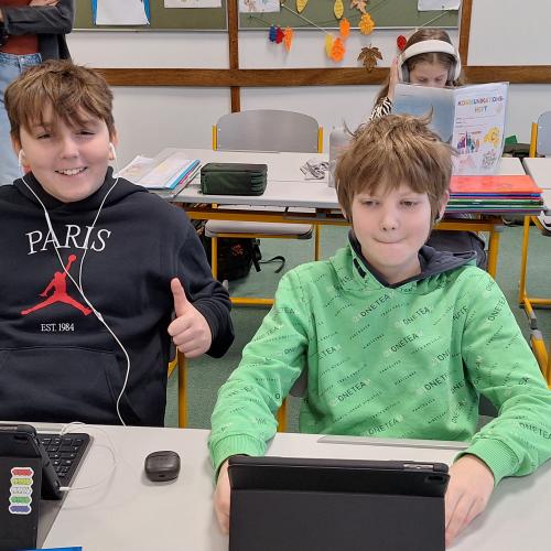 Schüler:innen beim Arbeiten mit ihren iPads