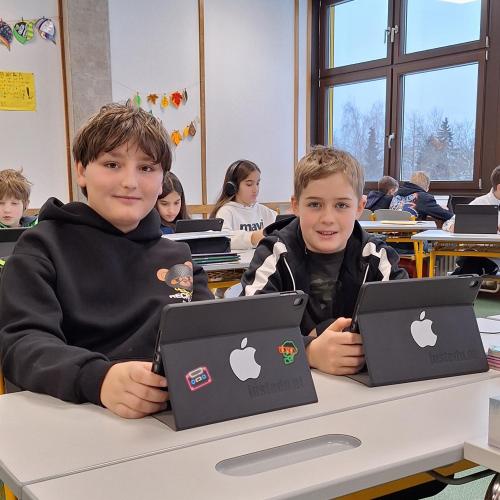 Schüler:innen beim Arbeiten mit ihren iPads