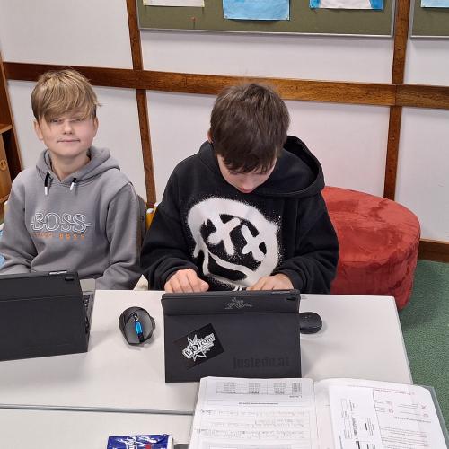 Schüler:innen beim Arbeiten mit ihren iPads