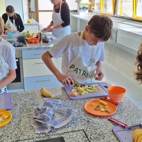 Schüler:innen beim Kochen