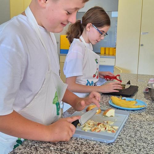 Schüler:innen beim Kochen