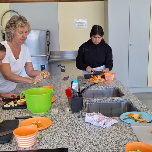 Schüler:innen beim Kochen