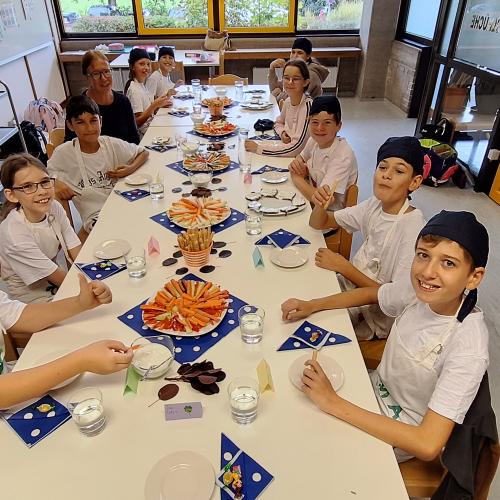 Schüler:innen beim Kochen