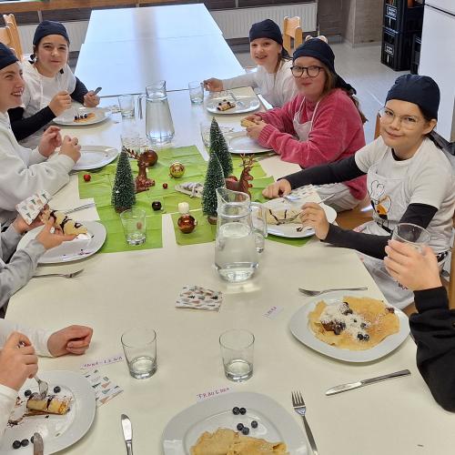 Schüler:innen beim Kochen