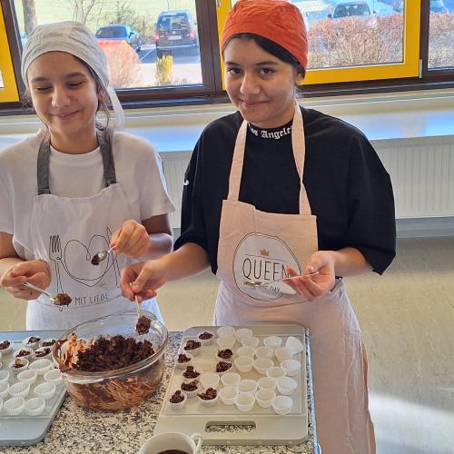 Schüler:innen beim Kochen