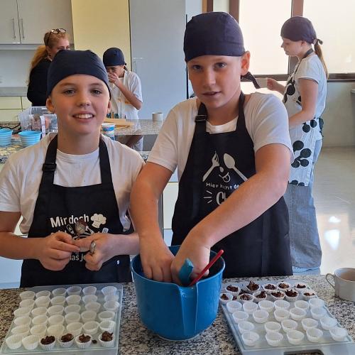 Schüler:innen beim Kochen