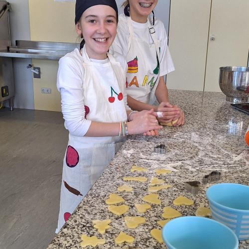 Schüler:innen beim Kochen