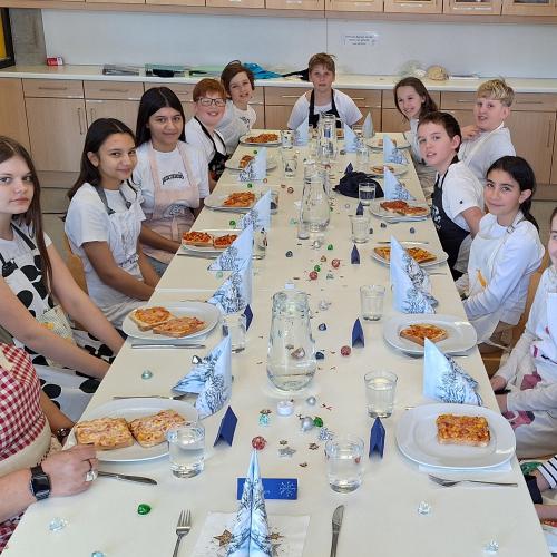 Schüler:innen beim Kochen