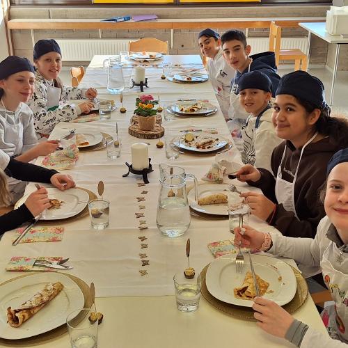 Schüler:innen beim Kochen