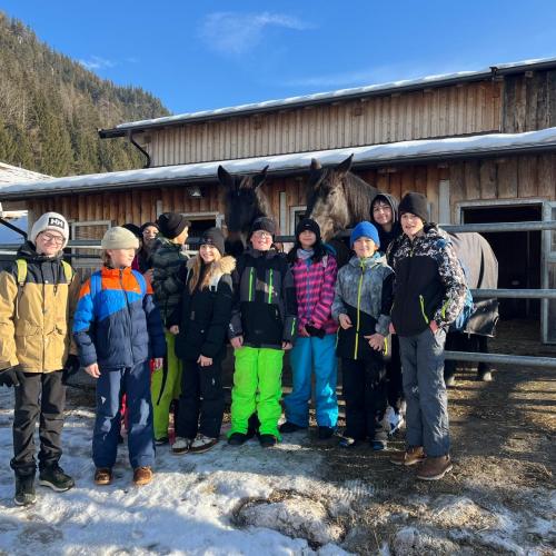 Schüler:innen der 2a bei der Winter-Erlebniswoche