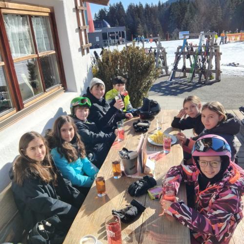 Schüler:innen beim Skitag