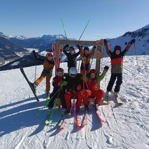 Schüler:innen beim Skitag