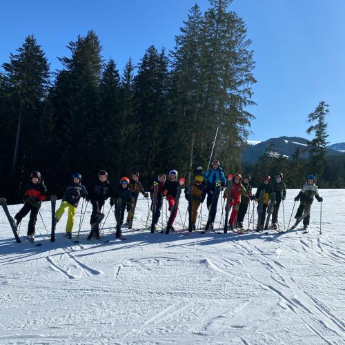 Schüler:innen beim Skitag