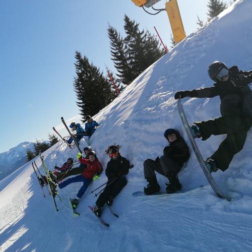 Schüler:innen beim Skitag