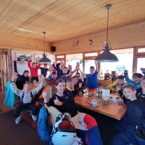 Schüler:innen beim Skitag