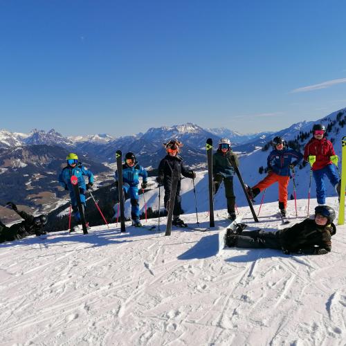 Schüler:innen beim Skitag