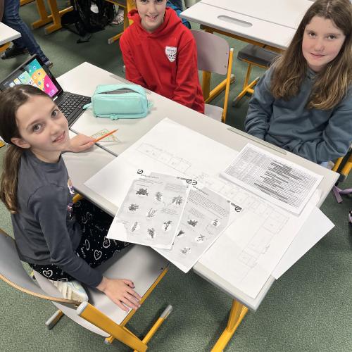 Schüler:innen arbeiten am Projekt "Schulgarten"