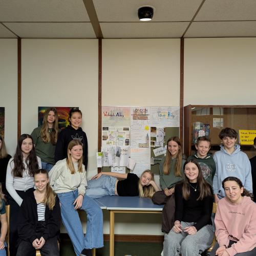 Schüler:innen präsentieren Plakate