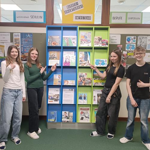 Schüler:innen informieren sich an der BO-Ecke