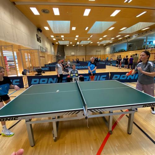 Schüler:innen beim Tischtennisturnier