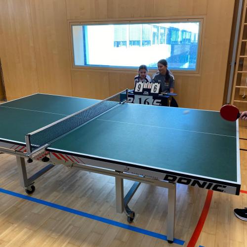 Schüler:innen beim Tischtennisturnier