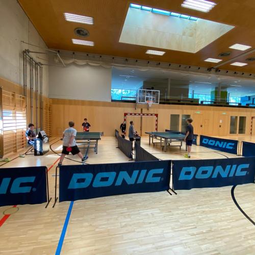 Schüler:innen beim Tischtennisturnier