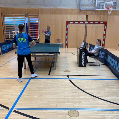 Schüler:innen beim Tischtennisturnier