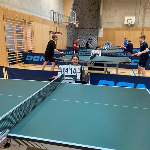 Schüler:innen beim Tischtennisturnier