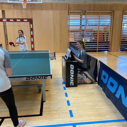 Schüler:innen beim Tischtennisturnier