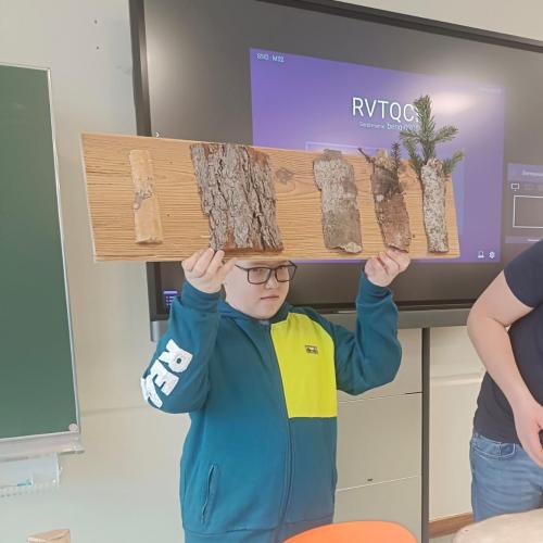 Schüler zeigt Borke 