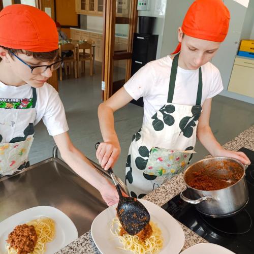 Schüler:innen der 3c beim Kochen