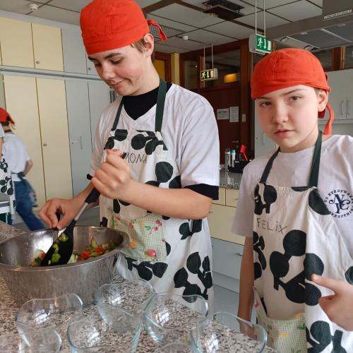 Schüler:innen der 3c beim Kochen