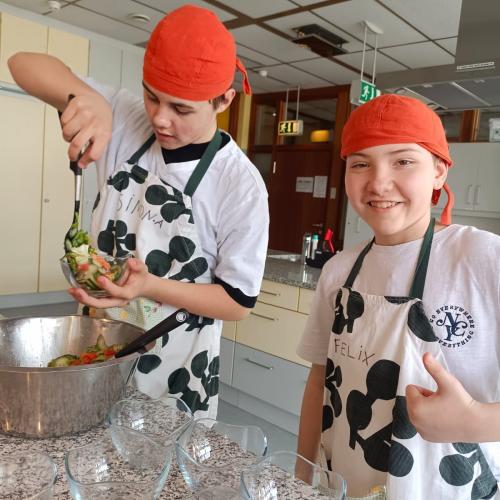 Schüler:innen der 3c beim Kochen