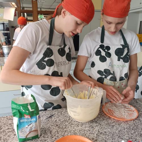 Schüler:innen der 3c beim Kochen