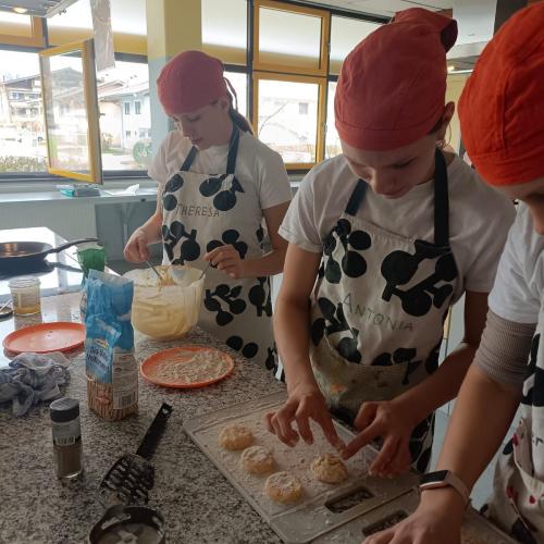 Schüler:innen der 3c beim Kochen
