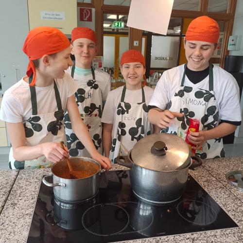Schüler:innen der 3c beim Kochen