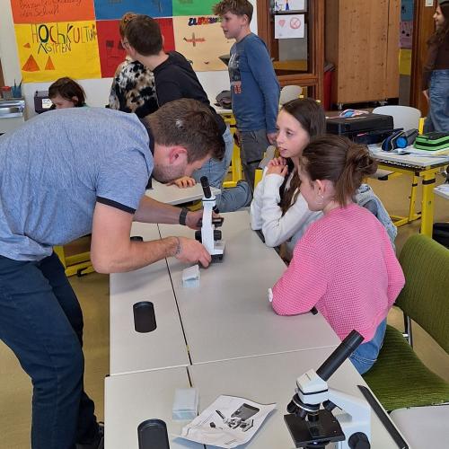 Schüler:innen beim Mikroskopieren